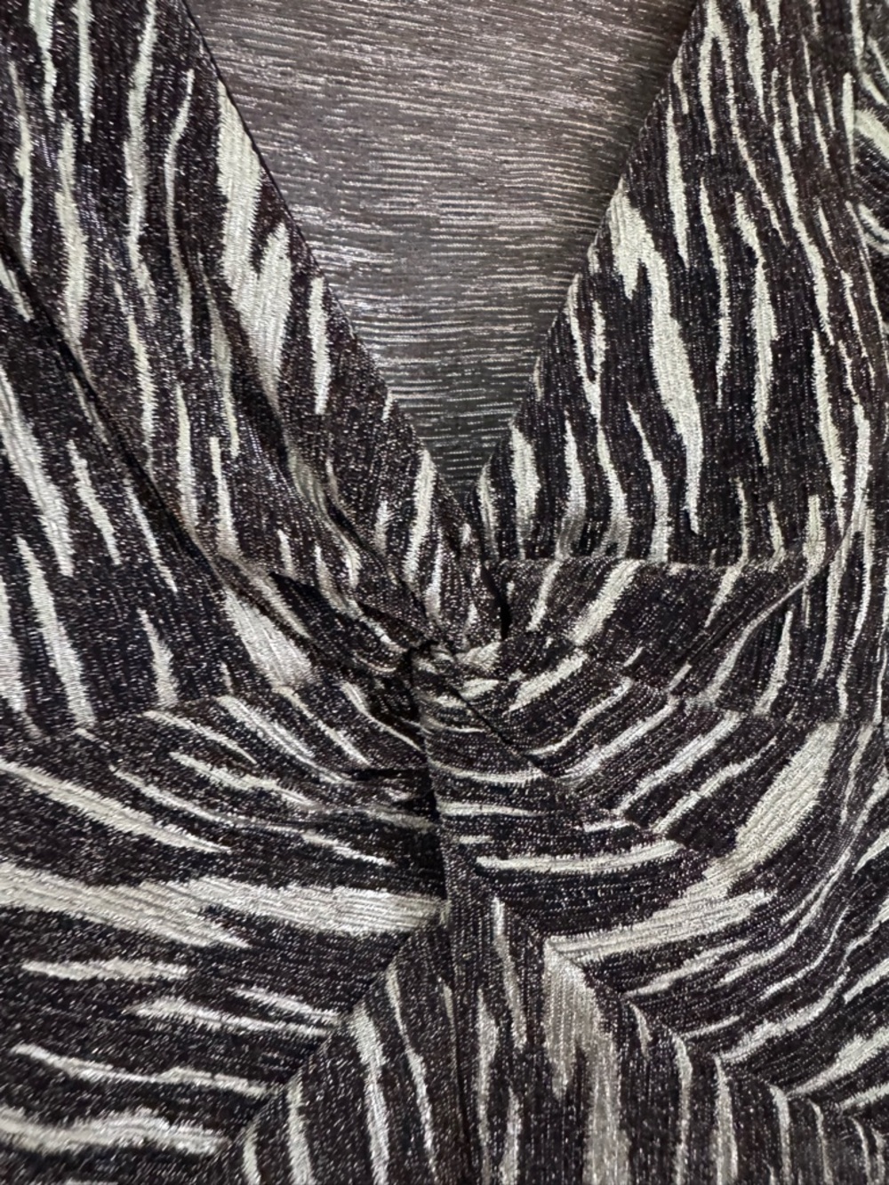 Textured Zebra Print V-Neck Bodysuit - Picture 4 of 4